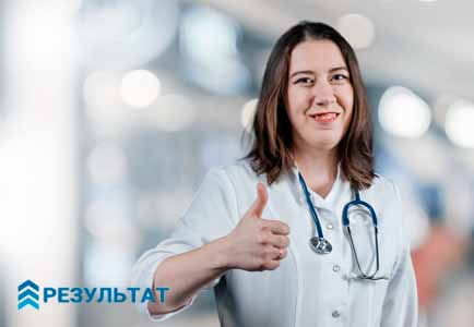 Врач на размытом фоне больницы